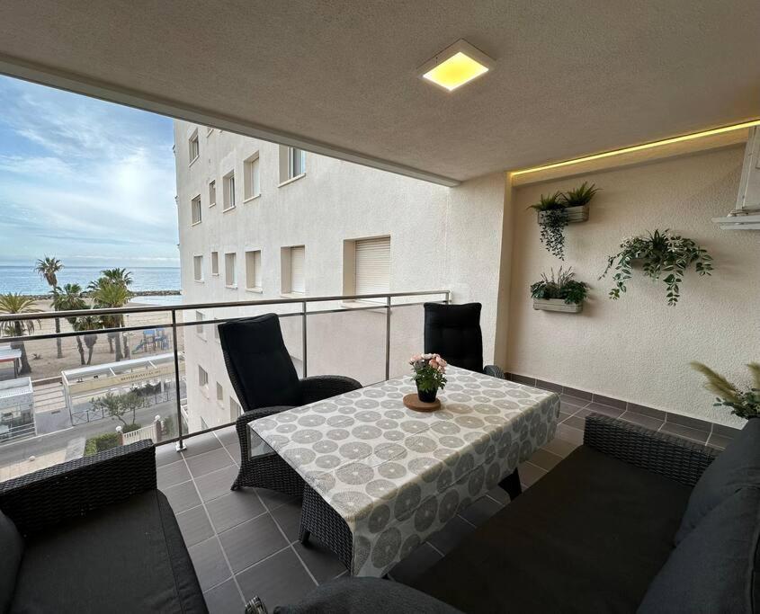 Cunit, Front Line With Sea View Apartment Exterior foto